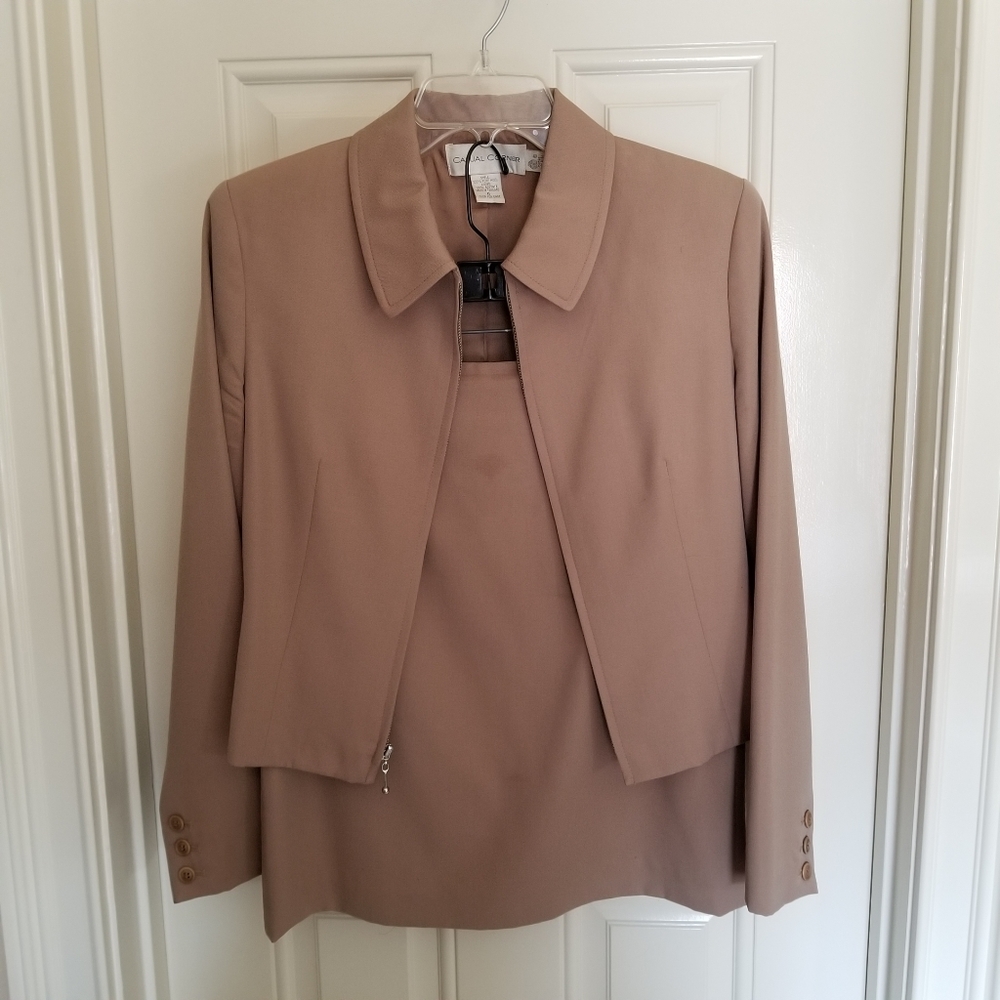 Stylish Casual Corner 2pc suit. Size 6.